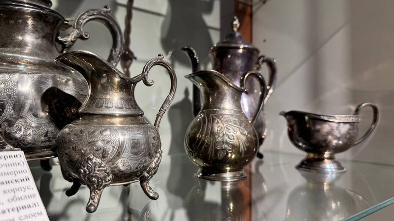 Серебряный чайный сервиз: молочник, кофейник и сливочник с чеканным узором