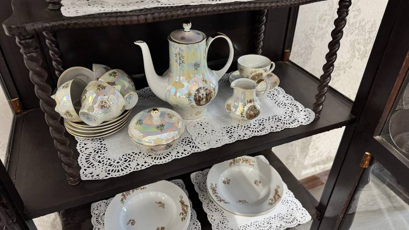 Перламутровый кофейный сервиз с цветочным рисунком на резной этажерке