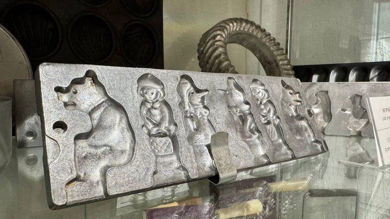 Металлические формы для фигурного печенья в виде медведя и сказочных персонажей в витрине