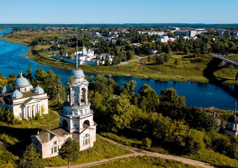 Колокольня и собор Борисоглебского монастыря в Старице с высоты, вдали за Волгой — Успенский монастырь