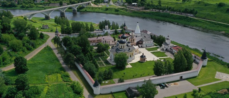 Старицкий Успенский монастырь на берегу Волги, вид с высоты летом
