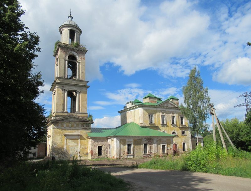 Церковь Николая Чудотворца в Старице и колокольня до реставрации
