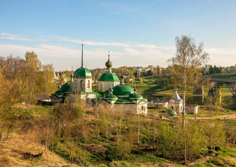 Пятницкая церковь в Старице, вдали Волга и мост